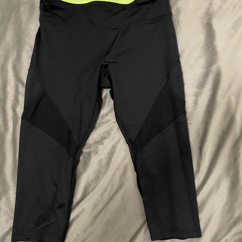 Forever 21 cropped half workout capris